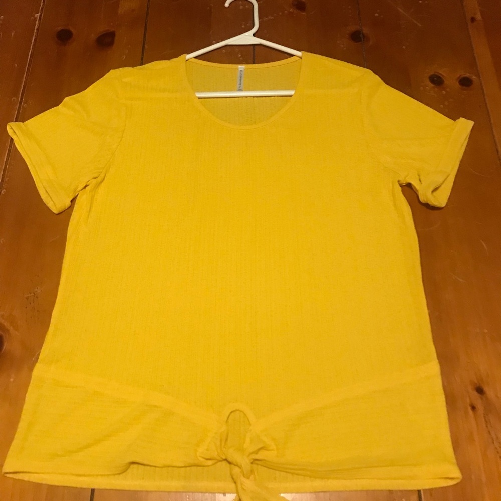 Passports top size XL, yellow colored with a tie knot.
